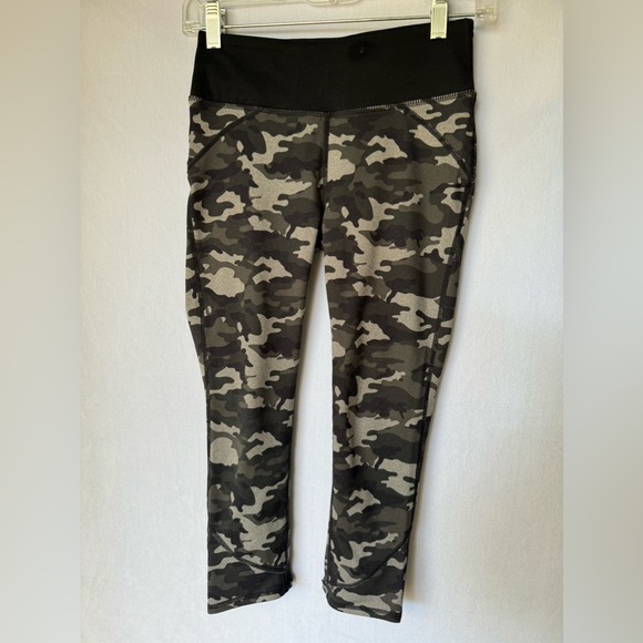 Fabletics Crop Camo Athletic Workout Leggings Size XXS - Picture 1 of 4